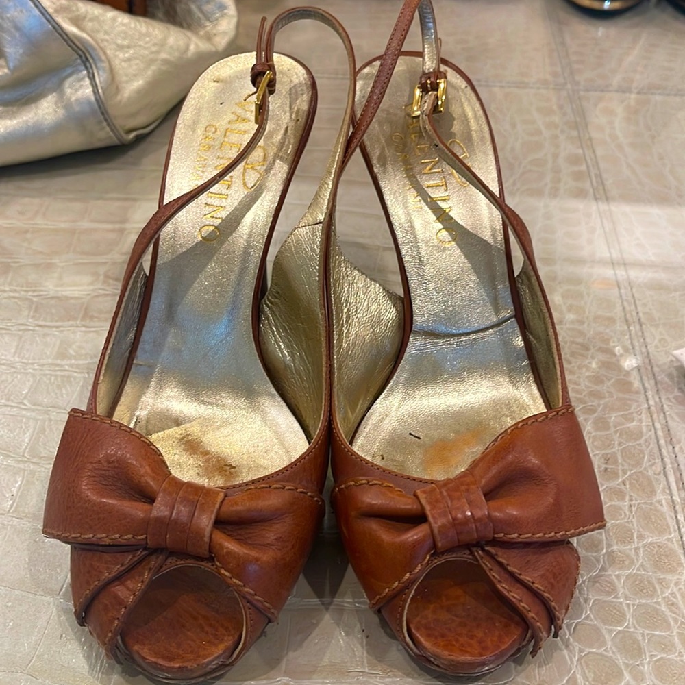 Sling back tan shoes
